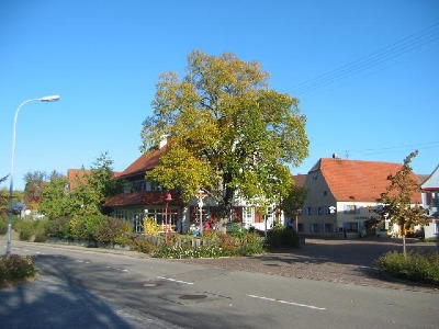 Rathaus mit Dorfplatz