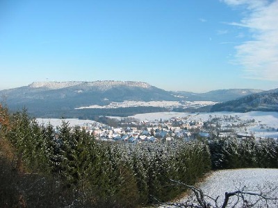 Blick vom Wochenberg auf Weilen u.d.R., links hinten der Plettenberg
